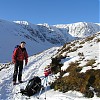 W tyle Creag Meagaidh (srodkowy szczyt) i Coire Ardair (po prawej)